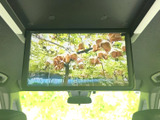 後席の乗員も楽しめるモニターを搭載。長距離移動も退屈させません。家族旅行やレジャーに最適です。快適な空間を提供します。