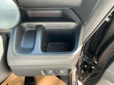 運転席にドリンクホルダーが付いてとっても便利です。!!!