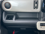 ツヤのあるパネルを囲むカッパーゴールドのフレームと、さりげないステッチが、気分を高めてくれますね!