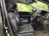 前席は視界が広く、運転席から前方や左右を確認しやすいレイアウトです。ゆったりした座席とアームレストが備わり、落ち着いて過ごせる空間。乗り降りの際も開口部が広く、日々の乗車をスムーズに支えます。
