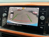 ガイドライン付きバックカメラで安全な駐車をサポートします。