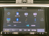 音源を選ぶ画面が見やすくまとめられ、ラジオやディスク、Bluetoothなど多彩なメニューを確認できます。日々の移動中も使いたい機能を選びやすく、音楽を楽しむ場面で便利にお使いいただけます。