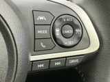 ステアリングに運転支援や音楽操作などのスイッチを集約し、手元で必要な項目を選べます。表示やマークが見分けやすく、運転中も視線移動を抑えやすい配置です。