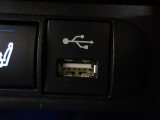 前席にオーディオ接続Type-A端子と充電用のUSBType-C端子があります