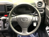 インテリアに合わせたデザインのステアリングは、運転される方のことも考え、運転しやすい形状、大きさです。是非一度、実際に触ってお確かめください。