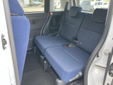 後席は横並びで座れるベンチタイプ。頭部を支えるヘッドレストも備わり、同乗者がくつろぎやすい空間です。窓から外の様子を確かめやすく、落ち着いた色合いのシートが車内に親しみやすさを添えています。