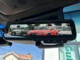 【デジタルルームミラー】車両後方カメラの映像をルームミラーに映すことが出来ます。 そのため、後席に人や荷物があって後方が見えづらい場合でもしっかり視界を確保することが出来ます。