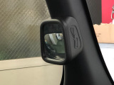 【ピタ駐ミラー】運転席に座った状態で死角になりやすい左側やクルマの後ろの様子まで確認でき、幅寄せや縦列駐車、車庫入れの際に役立ちます。