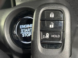 【Hondaスマートキー】カバンやポケットに入れたままでもドアの施錠・解錠が可能なスマートキーを装備。エンジンのオン・オフ時もカギを取り出す必要が無いからとっても便利です♪