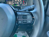 【アダプティブクルーズコントロール(ACC)】予め設定した車速内で自動的に加減速の支援を行います。ステアリングのスイッチを操作することで設定車速を変えたり、前走車との車間距離の設定が可能です。