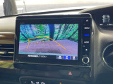 【バックカメラ】駐車時に後方がリアルタイム映像で確認できます。大型商業施設や立体駐車場での駐車時や、夜間のバック時に大活躍!運転スキルに関わらず、今や必須となった装備のひとつです!