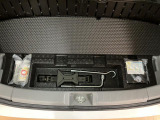 荷室下部にジャッキ工具類とパンク修理キットを収納しております。
