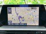 高精細な地図表示で、目的地までスムーズに案内します。渋滞情報もリアルタイムで確認できるので、最適なルートを選択可能です。
