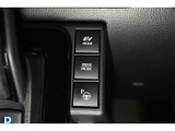 3つの走行モードがあります。『EVモード』はモーターのみで走行しガソリンを消費しないハイブリッド車ならではの環境にも優しい走行です。