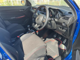 運転席周りは広々としており、快適なドライビングポジションを実現。操作性も良く、運転に集中できます。落ち着いた空間が魅力です。