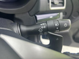 操作しやすい位置に配置されたウインカーレバー。スムーズな操作で、安全な車線変更をサポートします。直感的な操作感で、運転に集中できます。