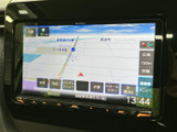 見やすい地図表示で、初めての道でもスムーズな移動をサポート。渋滞情報も確認でき、効率的なルート選択が可能です。