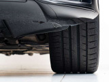 車体を前方から見た際の【左前輪】です。溝の残量やキズの有無など、より状態を詳しくお知りになりたい場合はスタッフまでお尋ね下さいませ。
