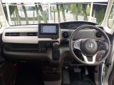 運転席から各種ボタンの操作がしやすいように設計されたデザイン。ドライブなでもスマートに操作ができます♪