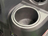 運転席側には掘り込み式インパネカップホルダー