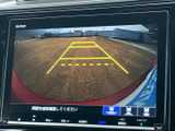 後方確認モニターで安全運転をサポート。狭い道や駐車場での取り回しもスムーズになり、運転に自信のない方にもおすすめです。