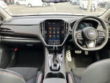 運転席まわりは各装備が見渡しやすく、前方の視界も広々と感じられる空間です。シートは身体を預けやすい形状で、落ち着いた色合いの内装とともに日々の移動を支えます。