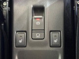 【電動パーキングブレーキ】パーキングブレーキは便利な電動式!ボタン一つで操作でき、アクセルを踏めば自動で解除されます♪レバーやペダルが無いので運転席廻りもすっきりしますね♪