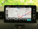 地図が画面いっぱいに表示され、周辺の道路や地名を確認しやすいナビ画面です。目的地へのルート確認に活用でき、慣れない場所へ出かける際にも心強い装備としてお使いいただけます。