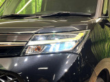 【LEDヘッドライト】悪天候や夜間走行時も良好な視界を確保し安心して運転できる高輝度LEDヘッドライトを装備!点灯速度が早く、消費電力も抑えられています。