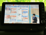 テレビ番組を画面で楽しめる装備です。停車中の休憩時間などに映像を視聴でき、画面上で番組の内容を確認しながら過ごせます。お出かけ先での待ち時間にも便利です。