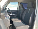 前席は運転席と助手席が並び、窓から外の様子を確認しやすい見晴らしのよい空間です。シートの形状や足元の広さにも余裕があり、日々の移動を快適にサポートします。