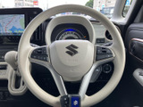 握りやすい形状のステアリングに各種スイッチを備え、手元から機能を操作できます。左右にボタンが配置されているため、視線を大きく移さずに扱いやすく、運転中の操作をサポートします。