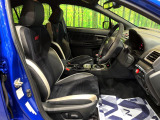 【専用スポーツシート】ホールド性に優れ、カーブ時の体が流れを抑制してくれます。また、体にフィットするから腰や背中が疲れにくく、ロングドライブや高速走行でも快適にお過ごしいただけます♪