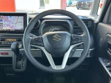 本革巻きステアリング装備。指先で操作できるオーディオスイッチを搭載。視線を逸らさず操作可能です。