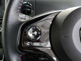 ステアリングスイッチ付き。前方から目を離すことなく操作することが可能です。
