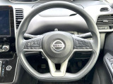 インテリアに合わせたデザインのステアリングは、運転される方のことも考え、運転しやすい形状、大きさです。是非一度、実際に触ってお確かめください。