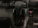 CVT車のセレクトレバーです。低速から高速まで、変速ショックのないスムーズな走りと、エンジン効率のよい領域を維持して燃費にも貢献します。サイドブレーキはスイッチ操作の電子制御パーキングブレーキです。