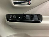 【運転席ドアスイッチ回り】パワーウィンドー[ロック機構]・電動格納式リモコンドアミラースイッチがまとまっているので操作しやすいです。