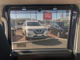 スライドドアに格納式のロールブラインドを装備してます。