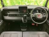 前席側から見渡せる運転席まわりは、フロントガラスが広く開放的な視界です。メーターや画面が正面にまとまり、運転席・助手席ともに落ち着いて過ごせる、すっきりとした室内空間です。