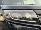 【LEDヘッドライト】悪天候や夜間走行時も良好な視界を確保し安心して運転できる高輝度LEDヘッドライトを装備!点灯速度が早く、消費電力も抑えられています。