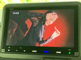 画面にテレビ映像を表示できるため、停車中の待ち時間も車内で番組を楽しめます。映像が大きく見やすく、休憩やお迎えの待ち時間など、停車時のひとときを過ごす際に便利です。