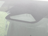 【プリクラッシュセーフティ】前方の車両等を検知し、衝突しそうな時は警報で注意を促し、ブレーキを踏む力をサポート。ブレーキを踏めなかった場合は衝突被害軽減ブレーキが作動、衝突回避をサポートします。