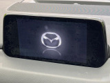 【マツダコネクトナビ】車内の雰囲気にマッチした一体型タイプのナビ。各種車輌設定やBluetooth再生等、様々な機能が楽しめます。直感的なダイヤル操作が可能で、使い勝手も良好です。
