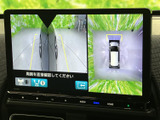 後方や車両周辺の映像を画面で確認でき、駐車時の周囲の把握を助けます。複数の視点と目安線が表示されるので、目視で安全を確認しながら車庫入れを行う際に便利です。