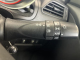 操作しやすいウインカーレバーで、安全な車線変更をサポートします。オート機能も搭載し、運転の負担を軽減。快適な操作感が特徴です。