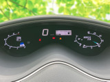 速度やシフト位置など、運転に必要な情報をまとめて確認できるメーターです。表示が見やすく、走行中も必要な情報を把握しやすい配置で、毎日の運転をサポートします。
