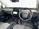 運転席まわりです。 各操作スイッチは使いやすい位置に配置されてます。