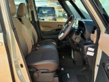 足元広々でロングドライブも疲れにくいシートです(^^)v 運転席・助手席にはシートヒーター付きなので、冬の寒い運転も快適です(^O^)