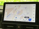 地図上に現在地や道路、周辺施設が表示され、目的地までのルート確認に役立ちます。画面上の拡大縮小や検索項目も見やすく、行き先を設定する際に便利です。
